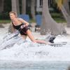Charlize Theron fait du jet-ski lors d'un photoshoot à Miami, le 20 mars 2014.
