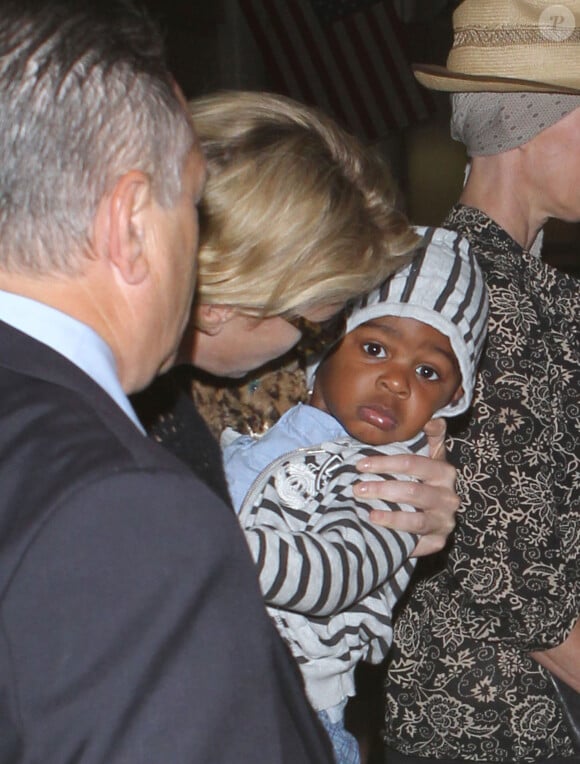 Charlize Theron et son fils de retour à Los Angeles, le 20 mars 2014.