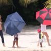 Charlize Theron (avec Jackson à côté) en pleine séance photo par le photographe Mario Testino sur la plage à Miami avec son fils Jackson, le 20 mars 2014.