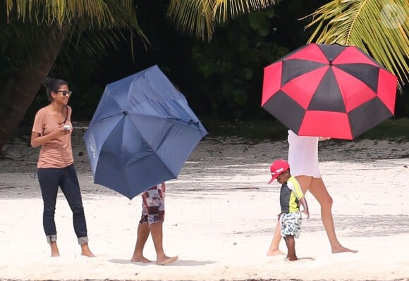 Charlize Theron (avec Jackson à côté) en pleine séance photo par le photographe Mario Testino sur la plage à Miami avec son fils Jackson, le 20 mars 2014.