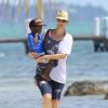 Charlize Theron est à Miami en Floride avec son fils Jackson (avec qui elle s'amuse follement) afin de réaliser une séance photo avec le célèbre photographe Mario Testino le 19 mars 2014.