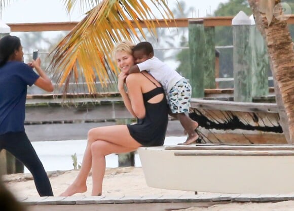 Charlize Theron est à Miami en Floride avec son fils Jackson (avec qui elle s'amuse follement) afin de réaliser une séance photo avec le célèbre photographe Mario Testino le 19 mars 2014.