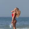 La pornstar Nicole Aniston, avec un haut version Alerte à Malibu, en shoting pour 138 Water le 20 mars 2014 à... Malibu.