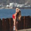 La pornstar Nicole Aniston, avec un haut version Alerte à Malibu, en shoting pour 138 Water le 20 mars 2014 à... Malibu.