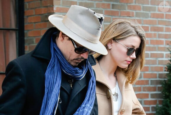 Johnny Depp et sa fiancée Amber Heard quittent leur hôtel main dans la main, à New York, le 22 mars 2014. Johnny Depp a opté pour un chapeau troué, pas très élégant !