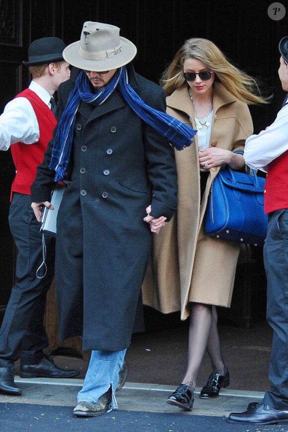 Johnny Depp et Amber Heard sortent main dans la main de leur hôtel new-yorkais, dans West Village, le 22 mars 2014