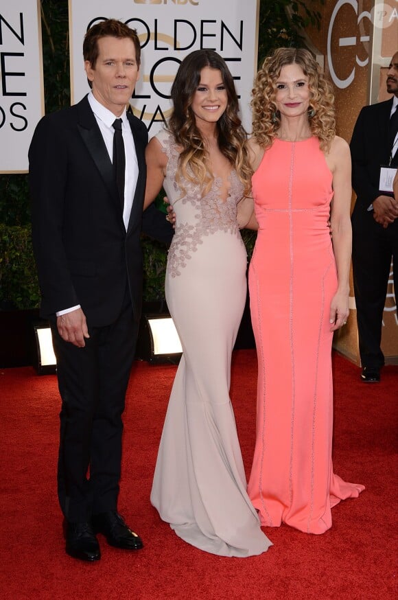 Kevin Bacon avec sa fille Sosie et sa femme Kyra Sedgwick lors des Golden Globes le 12 janvier 2014 à Los Angeles