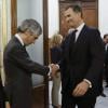 Le prince Felipe d'Espagne a très affectueusement adressé ses condoléances à Adolfo Suarez Illana, fils d'Adolfo Suarez, en allant se recueillir avec son épouse Letizia devant la dépouille du défunt, au Congrès, le 24 mars 2014 à Madrid.