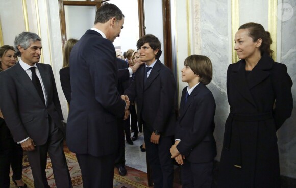 Le prince Felipe et la princesse Letizia d'Espagne ont présenté leurs condoléances à la famille d'Adolfo Suarez, en allant se recueillir devant la dépouille du défunt, au Congrès, le 24 mars 2014 à Madrid.
