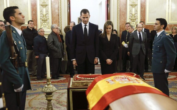Le prince Felipe et la princesse Letizia d'Espagne se sont recueillis devant le cercueil contenant la dépouille d'Adolfo Suarez dans la chapelle ardente aménagée au Congrès, à Madrid, le 24 mars 2014.