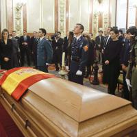 Letizia et Felipe d'Espagne en deuil, émus devant le cercueil d'Adolfo Suarez