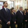 Le prince Felipe et la princesse Letizia d'Espagne se sont recueillis devant le cercueil contenant la dépouille d'Adolfo Suarez dans la chapelle ardente aménagée au Congrès, à Madrid, le 24 mars 2014.