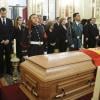 Le prince Felipe et la princesse Letizia d'Espagne se sont recueillis devant le cercueil contenant la dépouille d'Adolfo Suarez dans la chapelle ardente aménagée au Congrès, à Madrid, le 24 mars 2014.