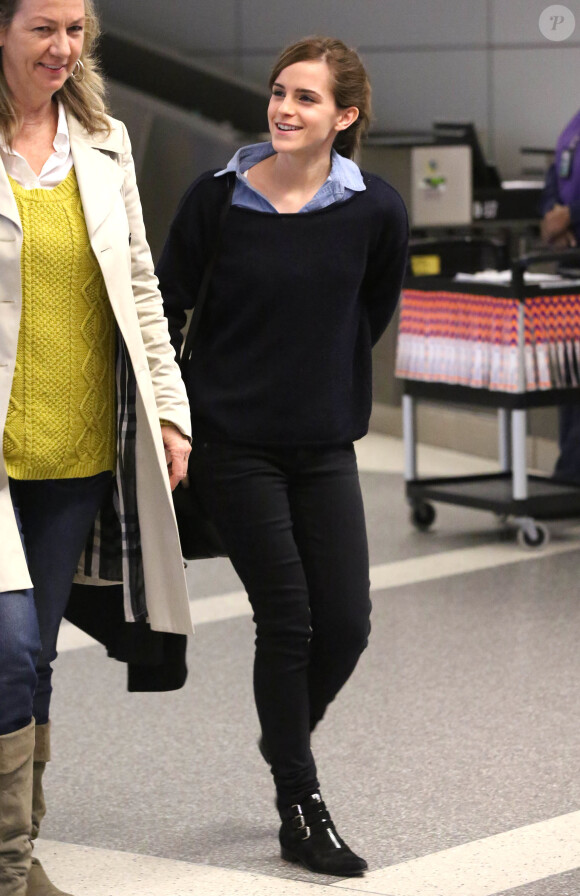 Emma Watson arrive à l'aéroport de LAX à Los Angeles, le 28 février 2014, avec celle qui semble être son garde du corps, Denise Morrone.