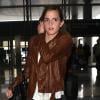 Emma Watson prend un vol à l'aéroport de Los Angeles, le 23 octobre 2013.
