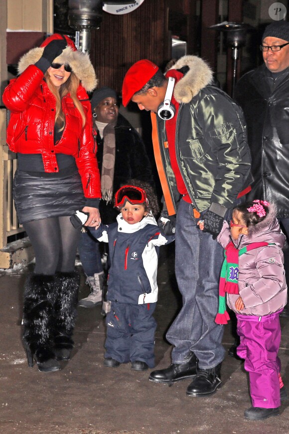 Mariah Carey, Nick Cannon et leurs enfants Moroccan et Monroe à Aspen. Le 23 décembre 2013.