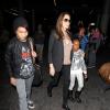 Angelina Jolie avec ses enfants Maddox et Zahara à l'aéroport de Los Angeles le 25 mars 2014. Ils étaient à Las Vegas où se déroulait une conférence dans le cadre du CinemaCon et la présentation du film d'Angie, Unbroken