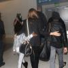 Angelina Jolie avec ses enfants Maddox et Zahara (de dos) à l'aéroport de Los Angeles le 25 mars 2014. Ils étaient à Las Vegas où se déroulait une conférence dans le cadre du CinemaCon et la présentation du film d'Angie, Unbroken