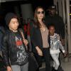 Angelina Jolie avec ses enfants Maddox et Zahara à l'aéroport de Los Angeles le 25 mars 2014. Ils étaient à Las Vegas où se déroulait une conférence dans le cadre du CinemaCon et la présentation du film d'Angie, Unbroken