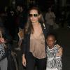 Angelina Jolie avec sa fille Zahara à l'aéroport de Los Angeles le 25 mars 2014. Ils étaient à Las Vegas où se déroulait une conférence dans le cadre du CinemaCon et la présentation du film d'Angie, Unbroken