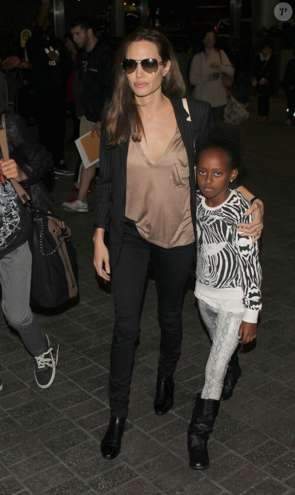 Angelina Jolie avec sa fille Zahara à l'aéroport de Los Angeles le 25 mars 2014. Ils étaient à Las Vegas où se déroulait une conférence dans le cadre du CinemaCon et la présentation du film d'Angie, Unbroken