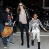Angelina Jolie avec ses enfants Maddox et Zahara à l'aéroport de Los Angeles le 25 mars 2014. Ils étaient à Las Vegas où se déroulait une conférence dans le cadre du CinemaCon et la présentation du film d'Angie, Unbroken