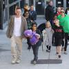 Brad Pitt et sa fiancée Angelina Jolie arrivant à l'aéroport de Los Angeles en provenance de Sydney avec leurs enfants Shiloh, Maddox, Pax, Knox, Vivienne et Zahara, le 6 février 2014