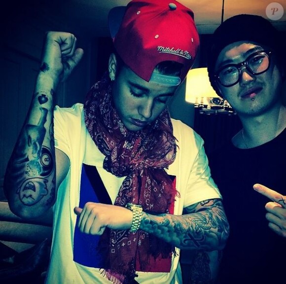 Justin Bieber et le tatoueur Seunghyun Jo, le 25 mars 2014.