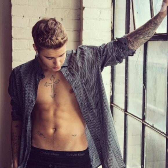 Le jeune Justin Bieber prend la pose façon manenquin Calvin Klein, le 25 mars 2014.