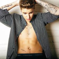 Justin Bieber : Sexy en boxer, le jeune tatoué s'imagine mannequin...