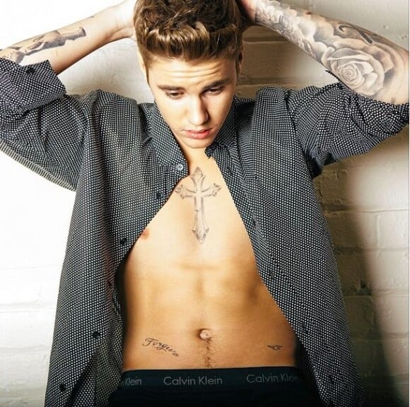 Justin Bieber prend la pose façon manenquin Calvin Klein, le 25 mars 2014.