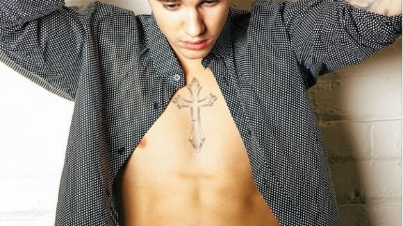 Justin Bieber : Sexy en boxer, le jeune tatoué s'imagine mannequin...