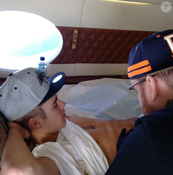 Justin Bieber s'est offert un nouveau tatouage, réalisé par l'artiste new-yorkais Bang Bang lors d'un vol amenant la star au Canada, le 28 janvier 2014.