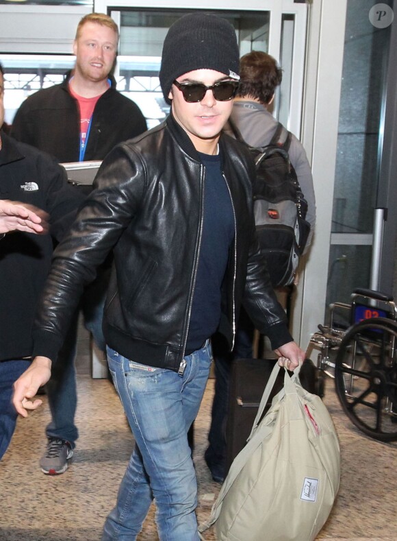 Exclusif - Zac Efron prend un vol à l'aéroport d'Austin, le 9 mars 2014.