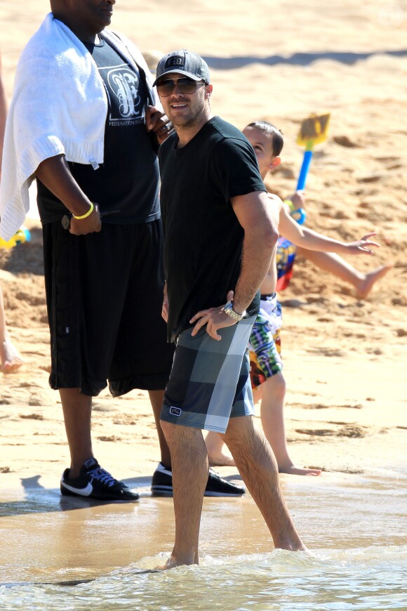 Britney Spears avec son petit ami sur une plage d'Honolulu, à Hawaï, le 25 mars 2014.