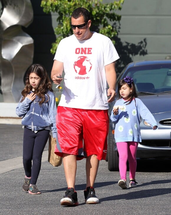 Exclusif - Adam Sandler emmène ses filles Sadie et Sunny prendre un petit-déjeuner à Brentwood, le 26 mars 2014