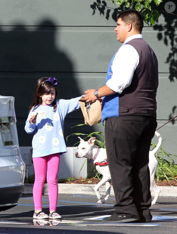 Exclusif - Adam Sandler emmène ses filles Sadie et Sunny prendre un petit-déjeuner à Brentwood, le 26 mars 2014. Sur la photo, la petite Sunny