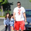 Exclusif - Adam Sandler emmène ses filles Sadie et Sunny prendre un petit-déjeuner à Brentwood, le 26 mars 2014