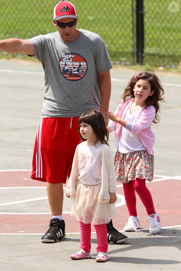 Adam Sandler avec ses filles Sunny et Sadie sur le tournage d'un film à Los Angeles le 8 juin 2012