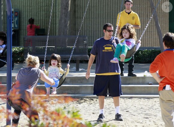Adam Sandler avec ses filles Sunny et Sadie à Los Angeles le 17 janvier 2011, alors qu'il est en tournage du film Jack and Jill