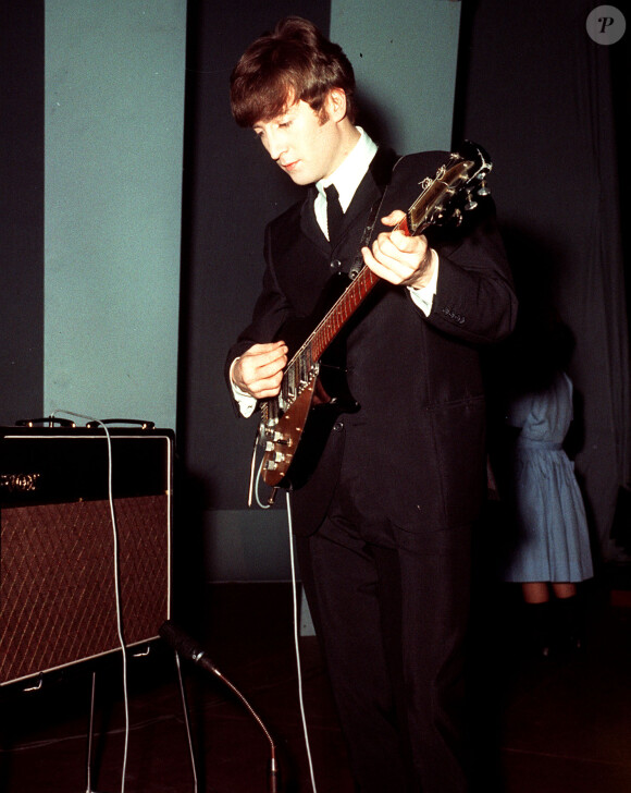 John Lennon en pline répétition à Liverpool, le 7 décembre 1963.