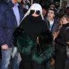 Lady Gaga salue ses fans à New York, le 26 mars 2014.