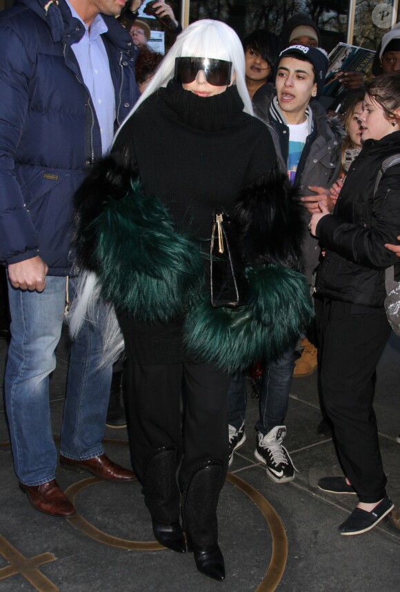 Lady Gaga salue ses fans à New York, le 26 mars 2014.