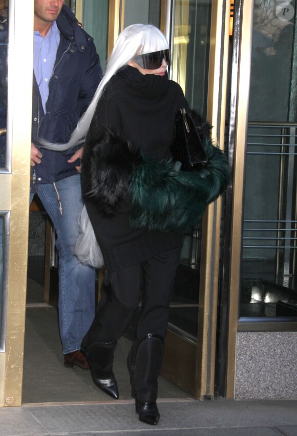 Lady Gaga salue ses fans alors qu'elle se rend chez le médecin à New York, le 26 mars 2014.