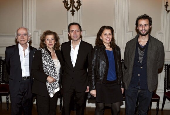 Exclusif - Gad Elmaleh en famille, son père David, sa mère Régine, sa soeur Judith et son frère Arié après le spectacle de l'humoriste "Sans Tambour" à l'Opéra Garnier à Paris le 16 mars 2014.