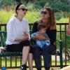 Jessica Alba, Jaime King et son fils James profitent de l'après-midi au Coldwater Canyon Park. Beverly Hills, le 29 mars 2014.