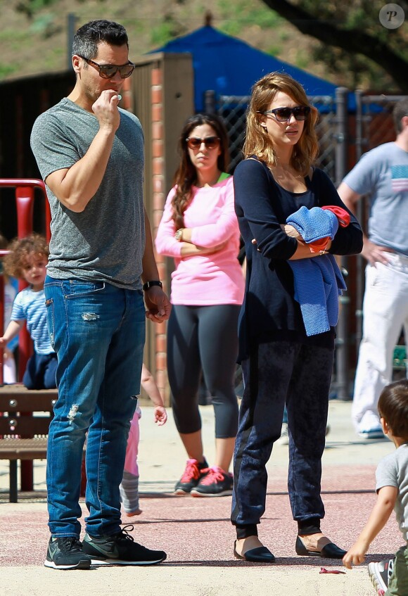 Jessica Alba et son mari Cash Warren passent leur après-midi en famille au Coldwater Canyon Park à Beverly Hills, le 29 mars 2014.