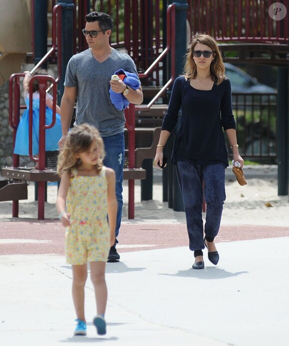 Jessica Alba, son mari Cash Warren et leur fille Honor à Beverly Hills, le 29 mars 2014.