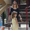 Jessica Alba et sa fille Honor passent leur samedi après-midi au Coldwater Canyon Park à Beverly Hills. Le 29 mars 2014.