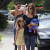Jessica Alba, son mari Cash Warren et leurs filles Honor et Haven passent l'après-midi au Coldwater Canyon Park à Beverly Hills, le 29 mars 2014.